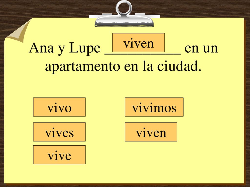 Ana y Lupe __________ en un apartamento en la ciudad.