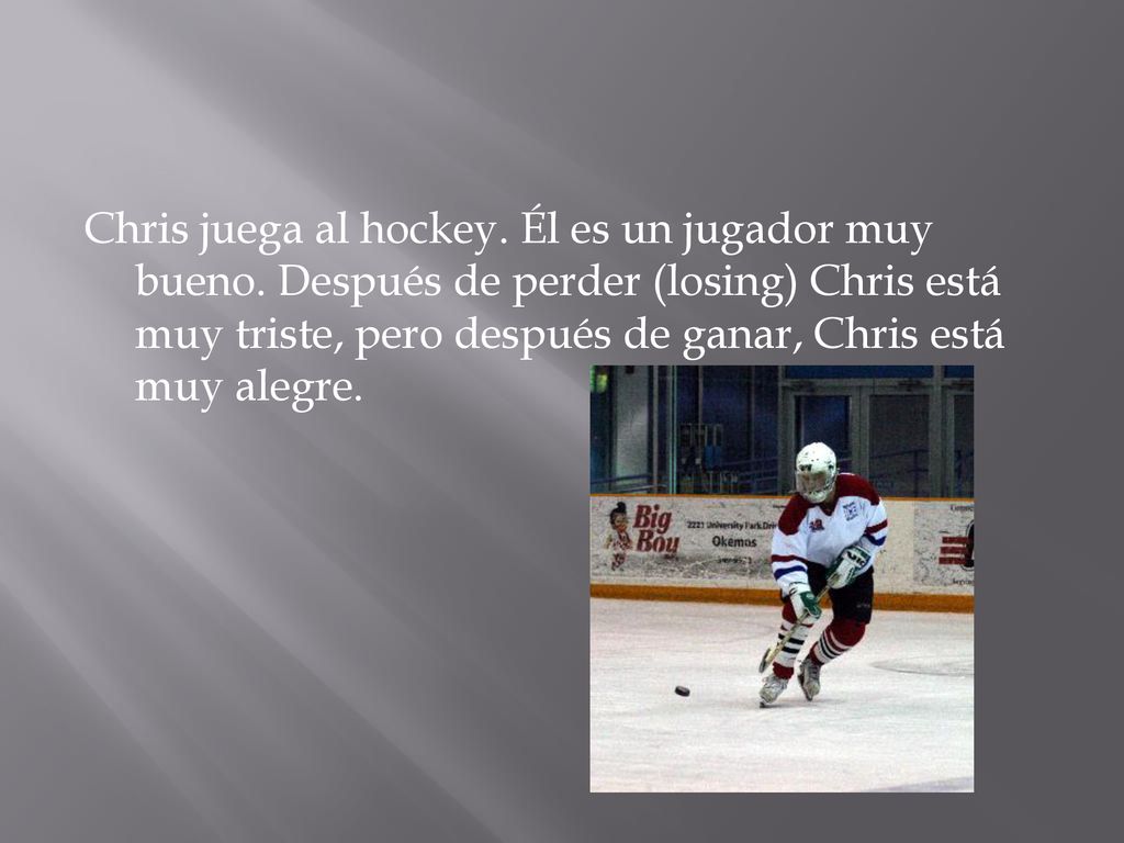 Chris juega al hockey. Él es un jugador muy bueno