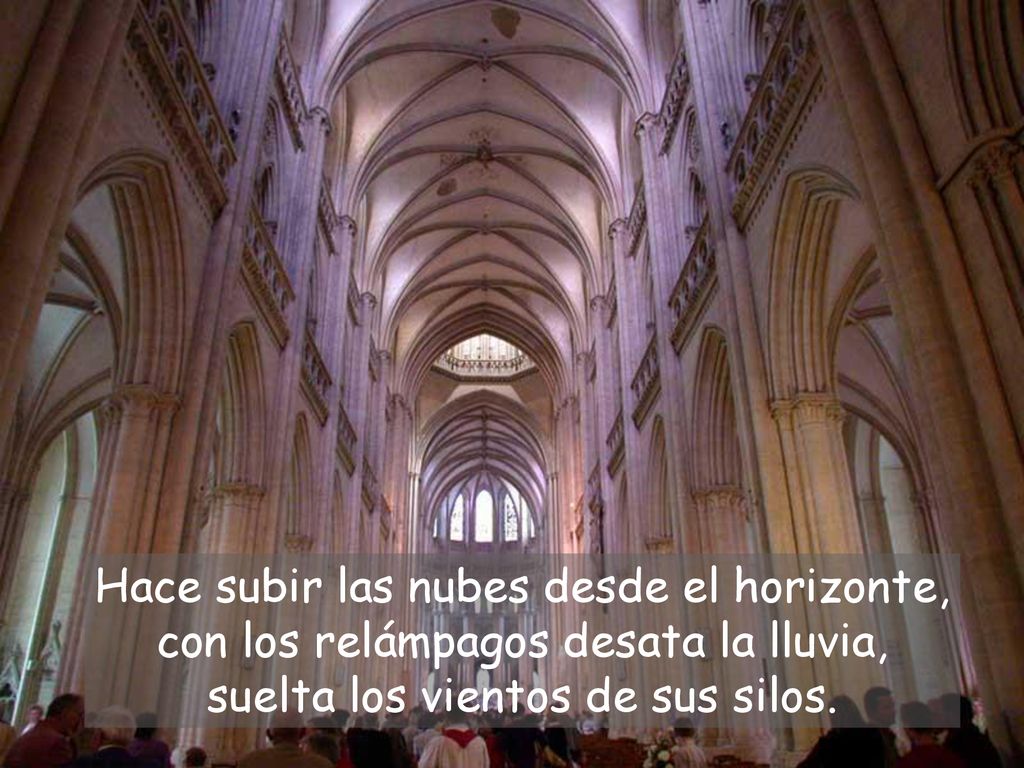 Hace subir las nubes desde el horizonte, con los relámpagos desata la lluvia, suelta los vientos de sus silos.