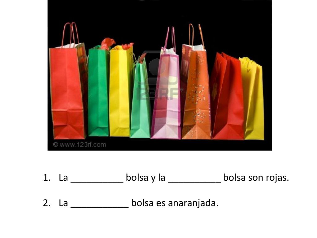 La __________ bolsa y la __________ bolsa son rojas.