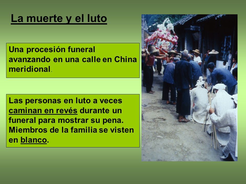 La muerte y el luto Una procesión funeral avanzando en una calle en China meridional.