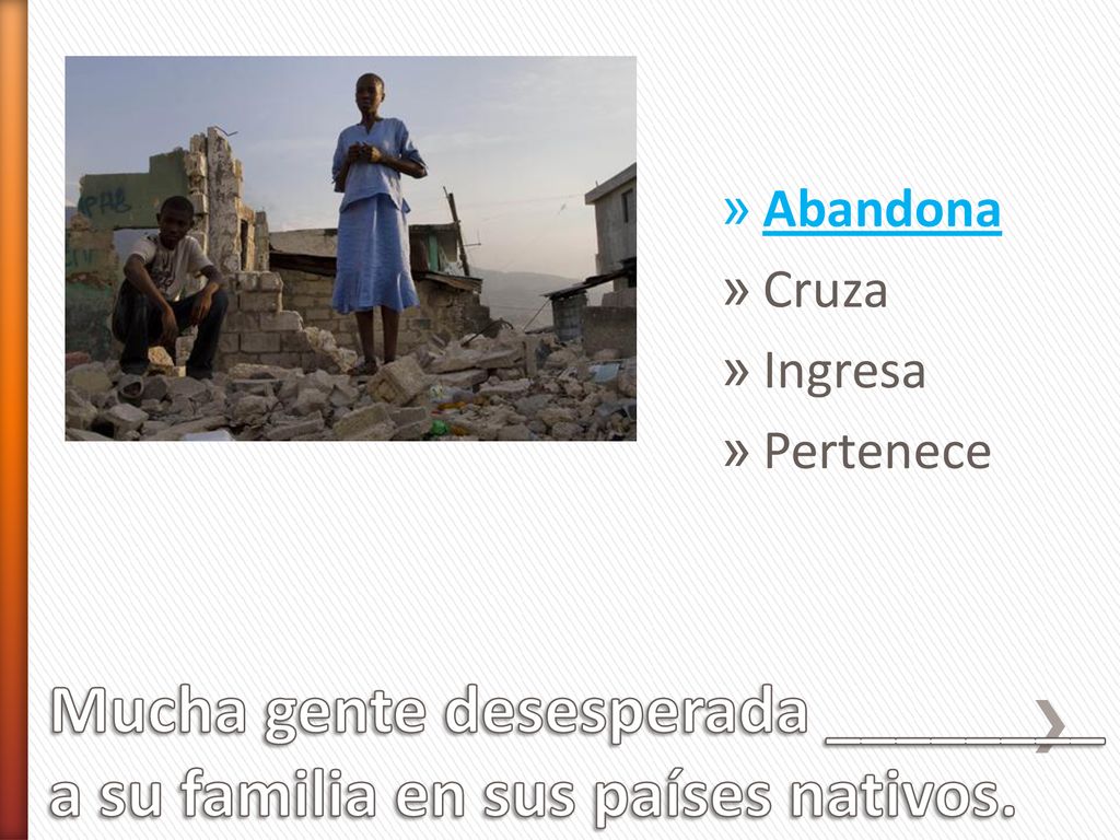 Mucha gente desesperada ________ a su familia en sus países nativos.