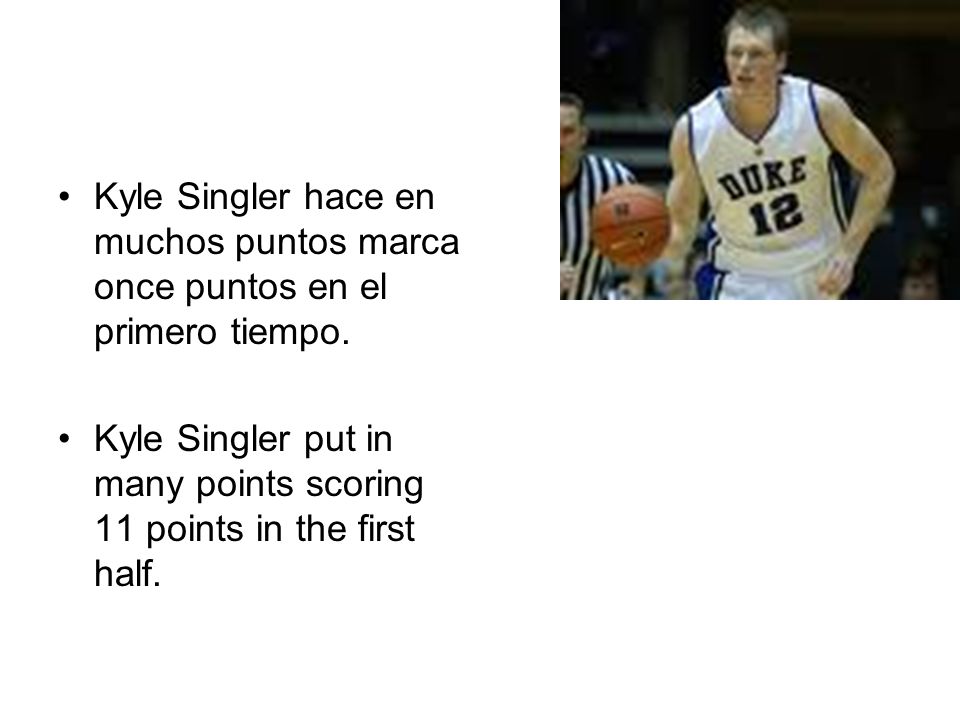 Kyle Singler hace en muchos puntos marca once puntos en el primero tiempo.