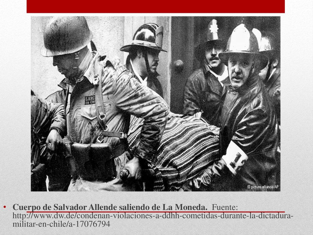 Cuerpo de Salvador Allende saliendo de La Moneda. Fuente: