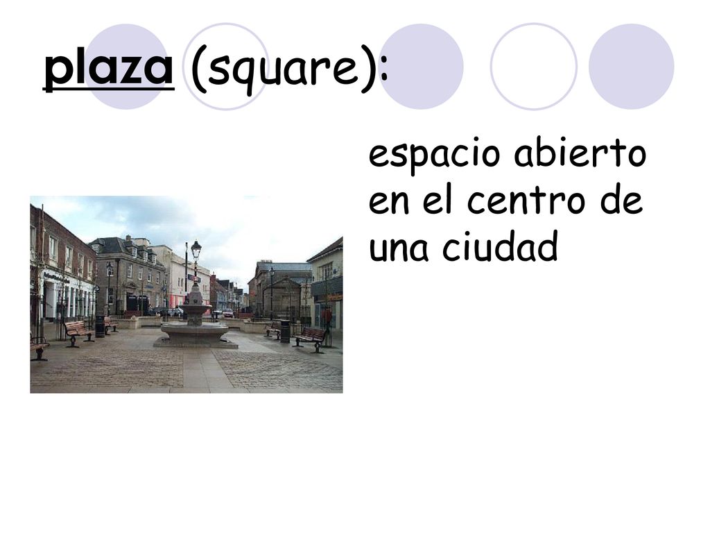 plaza (square): espacio abierto en el centro de una ciudad
