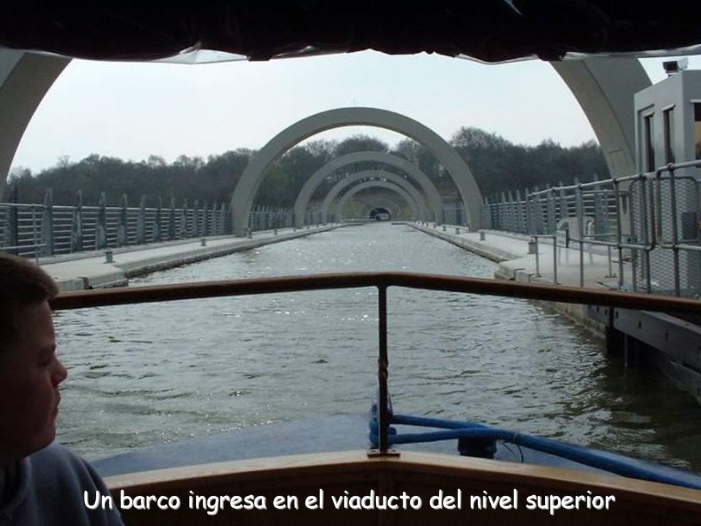Un barco ingresa en el viaducto del nivel superior