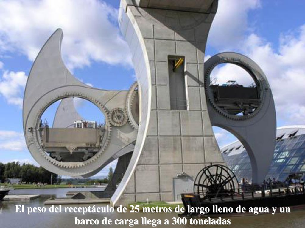 El peso del receptáculo de 25 metros de largo lleno de agua y un barco de carga llega a 300 toneladas
