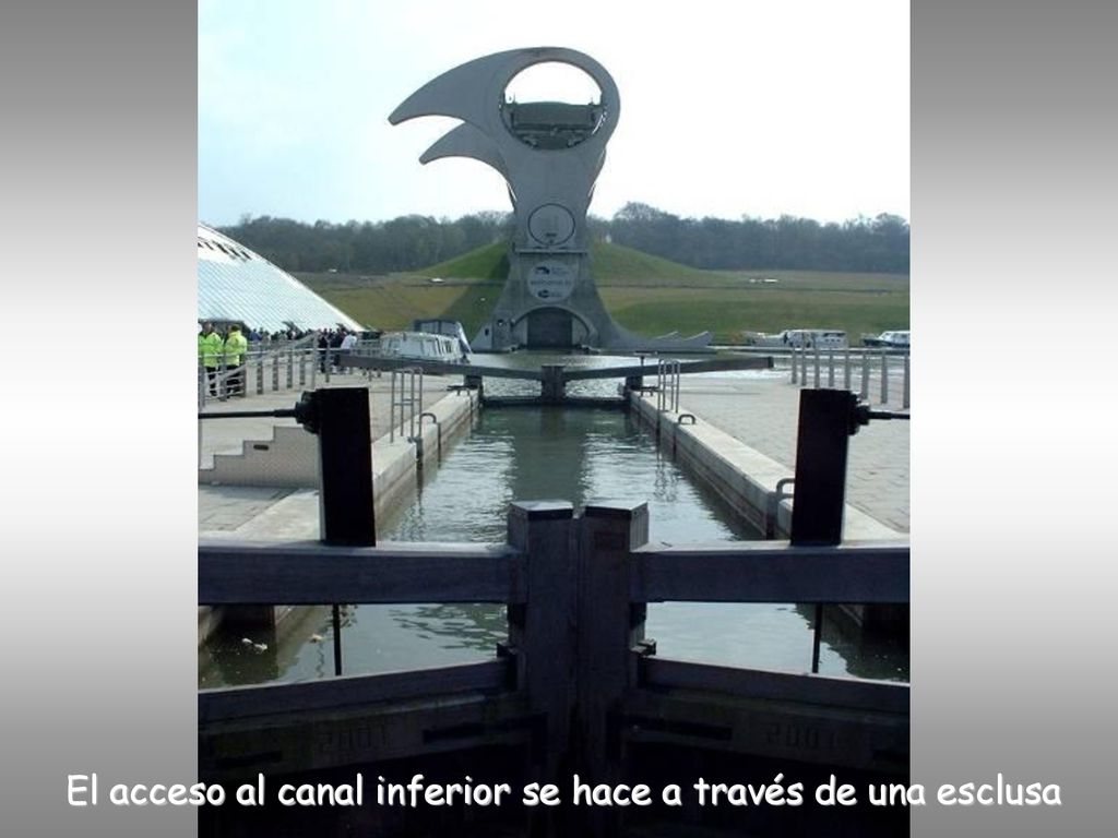 El acceso al canal inferior se hace a través de una esclusa