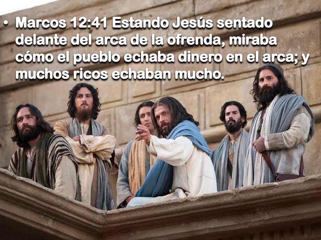 Marcos 12:41 Estando Jesús sentado delante del arca de la ofrenda, miraba cómo el pueblo echaba dinero en el arca; y muchos ricos echaban mucho.