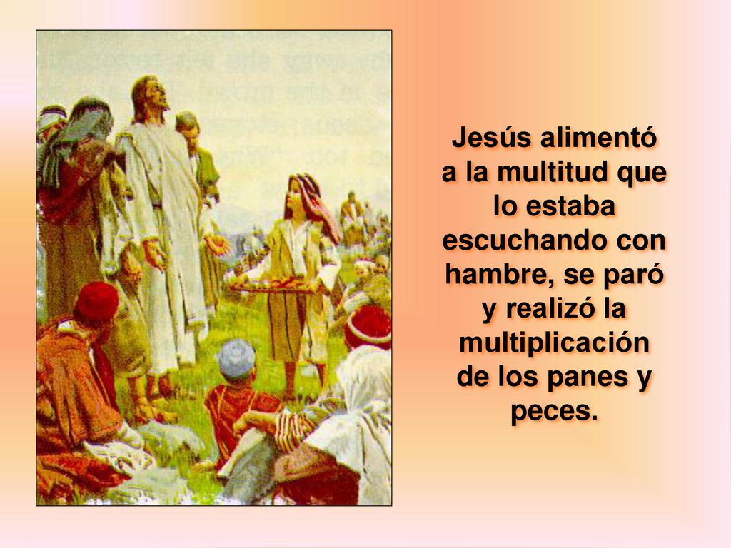 Jesús alimentó a la multitud que lo estaba escuchando con hambre, se paró y realizó la multiplicación de los panes y peces.