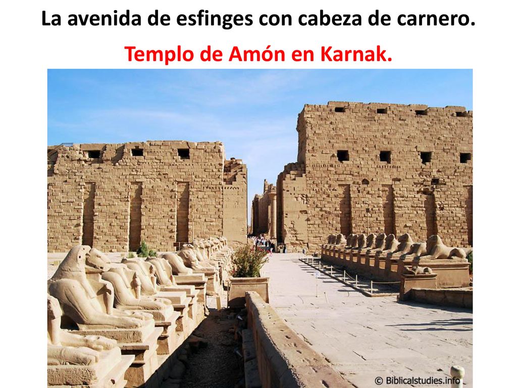 La avenida de esfinges con cabeza de carnero. Templo de Amón en Karnak.