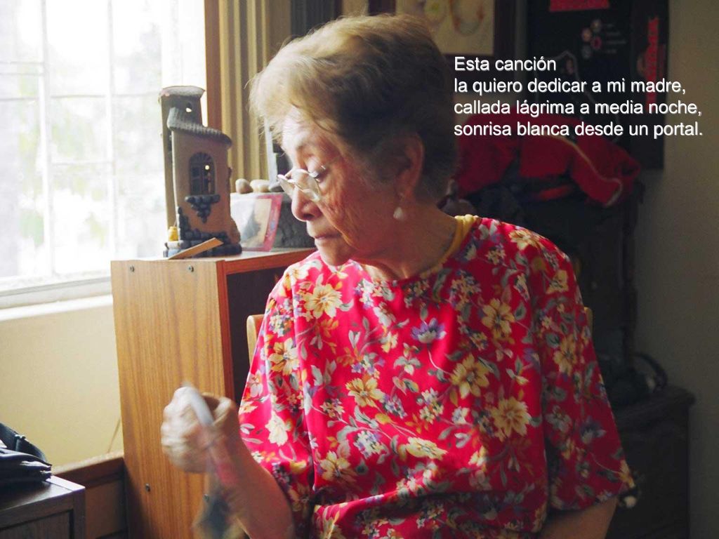 Esta canción la quiero dedicar a mi madre, callada lágrima a media noche, sonrisa blanca desde un portal.