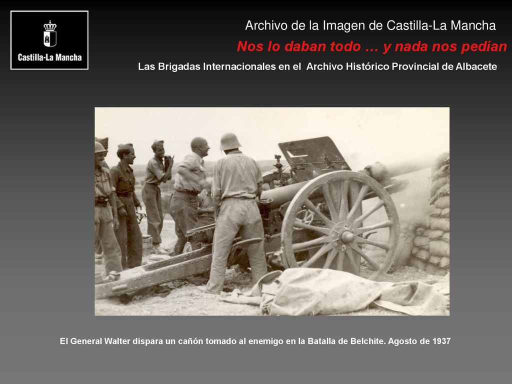 El General Walter dispara un cañón tomado al enemigo en la Batalla de Belchite. Agosto de 1937
