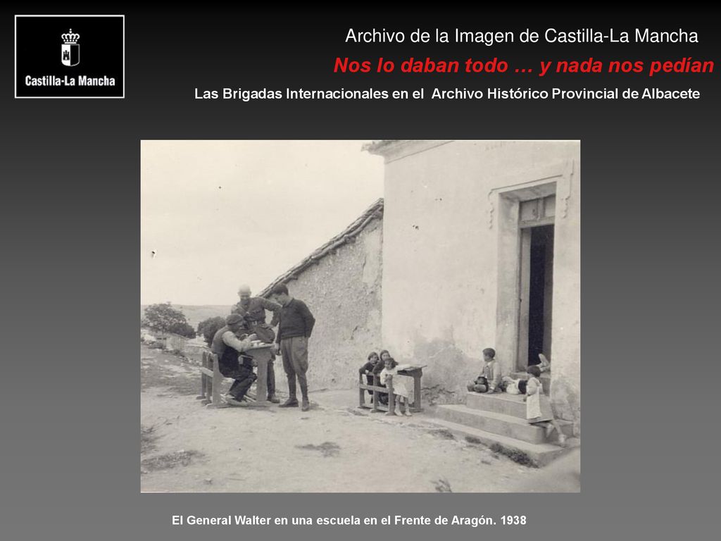 El General Walter en una escuela en el Frente de Aragón. 1938