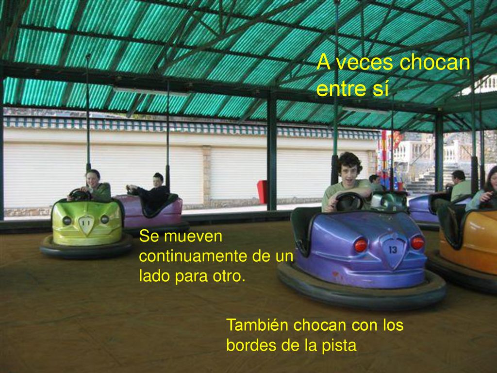 A veces chocan entre sí Se mueven continuamente de un lado para otro.