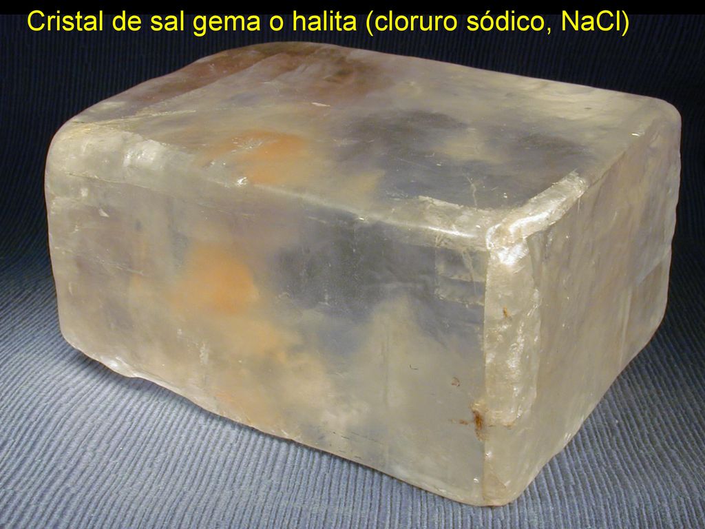 Cristal de sal gema o halita (cloruro sódico, NaCl)
