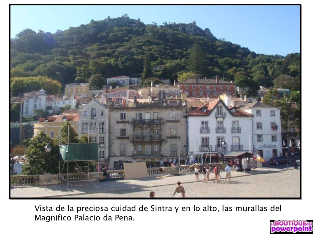 Vista de la preciosa cuidad de Sintra y en lo alto, las murallas del