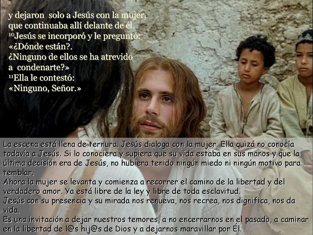 y dejaron solo a Jesús con la mujer, que continuaba allí delante de él