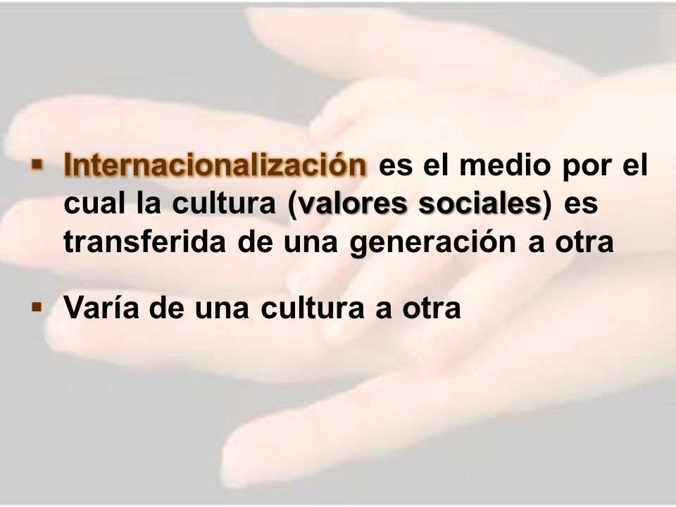 Internacionalización es el medio por el cual la cultura (valores sociales) es transferida de una generación a otra