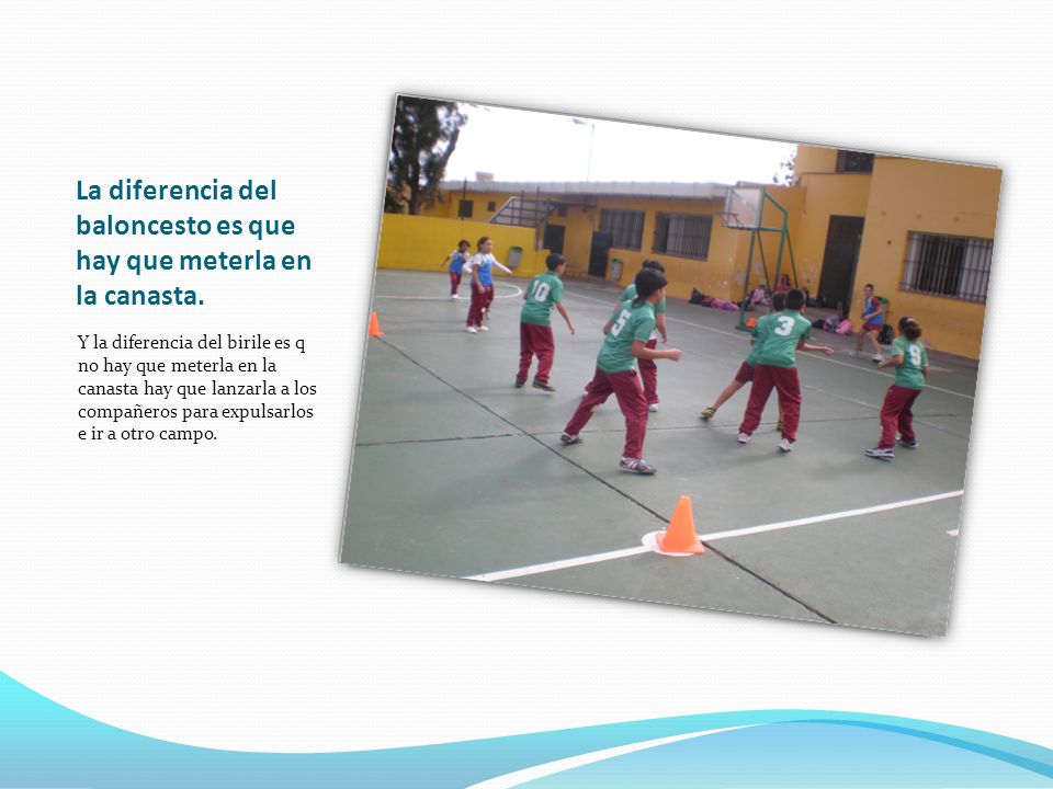 La diferencia del baloncesto es que hay que meterla en la canasta.