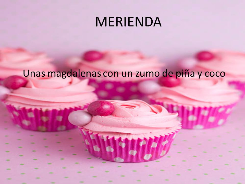 MERIENDA Unas magdalenas con un zumo de piña y coco