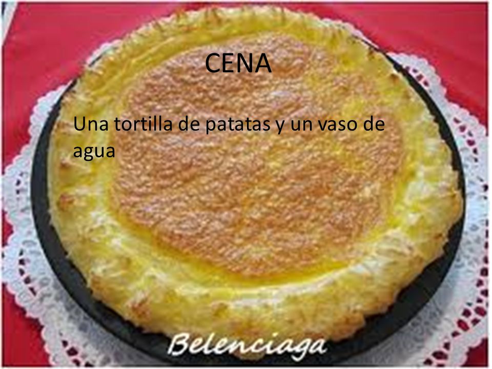 CENA Una tortilla de patatas y un vaso de agua