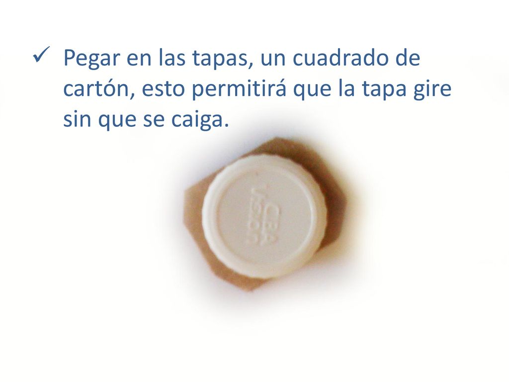 Pegar en las tapas, un cuadrado de cartón, esto permitirá que la tapa gire sin que se caiga.