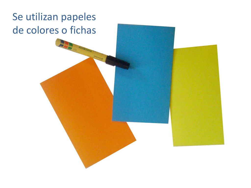 Se utilizan papeles de colores o fichas