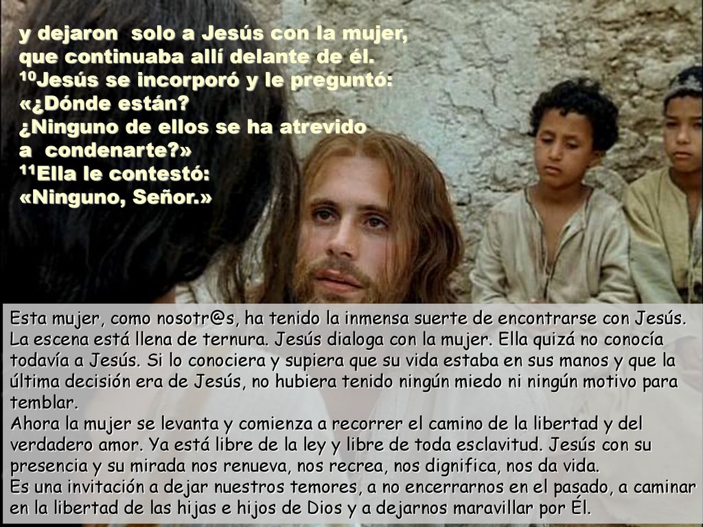 y dejaron solo a Jesús con la mujer, que continuaba allí delante de él