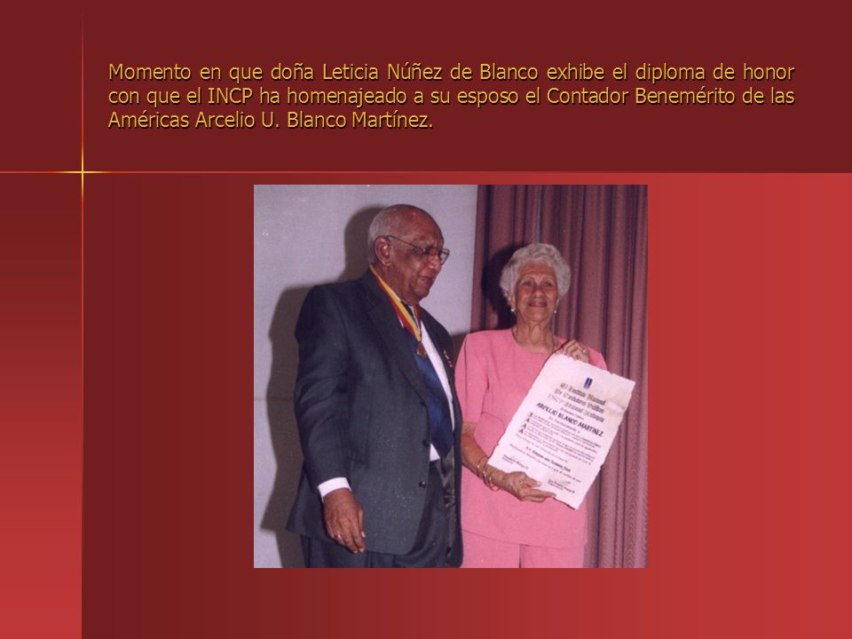 Momento en que doña Leticia Núñez de Blanco exhibe el diploma de honor con que el INCP ha homenajeado a su esposo el Contador Benemérito de las Américas Arcelio U.