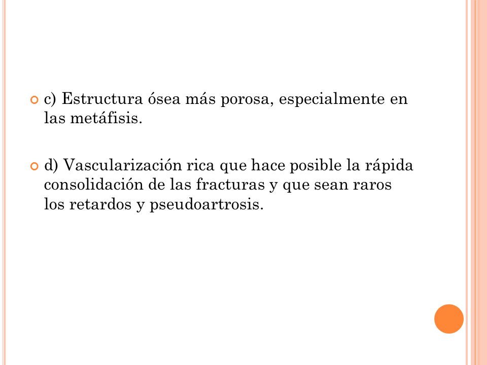 c) Estructura ósea más porosa, especialmente en las metáfisis.