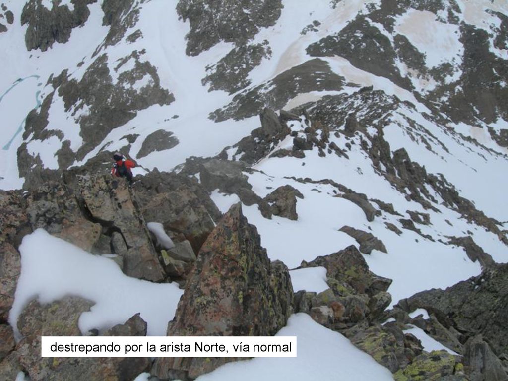 destrepando por la arista Norte, vía normal
