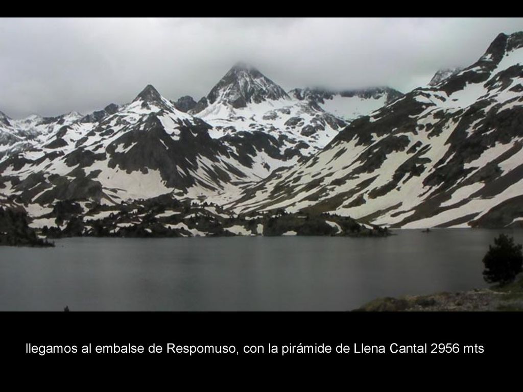 llegamos al embalse de Respomuso, con la pirámide de Llena Cantal 2956 mts