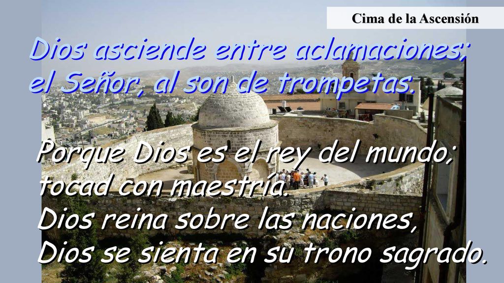 Dios asciende entre aclamaciones; el Señor, al son de trompetas.