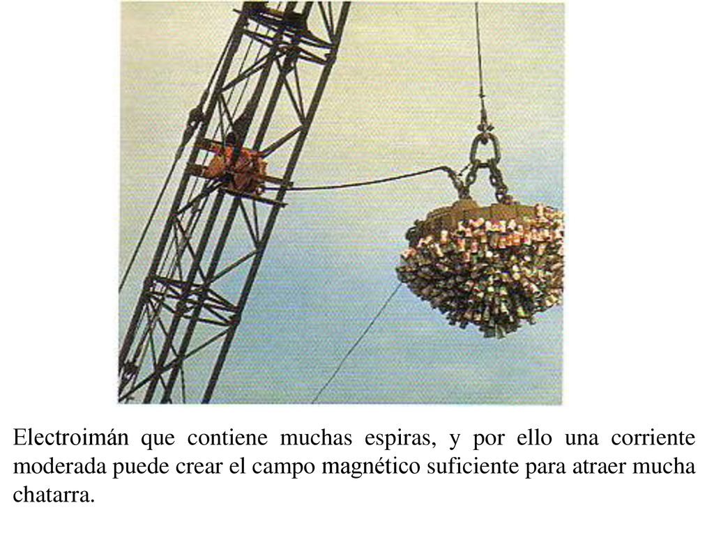 Electroimán que contiene muchas espiras, y por ello una corriente moderada puede crear el campo magnético suficiente para atraer mucha chatarra.