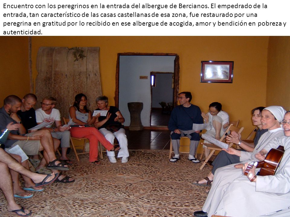 Encuentro con los peregrinos en la entrada del albergue de Bercianos
