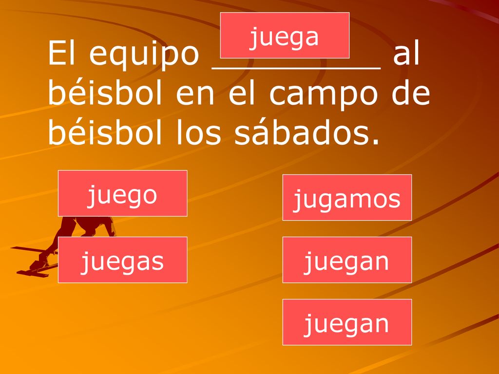 El equipo ________ al béisbol en el campo de béisbol los sábados.