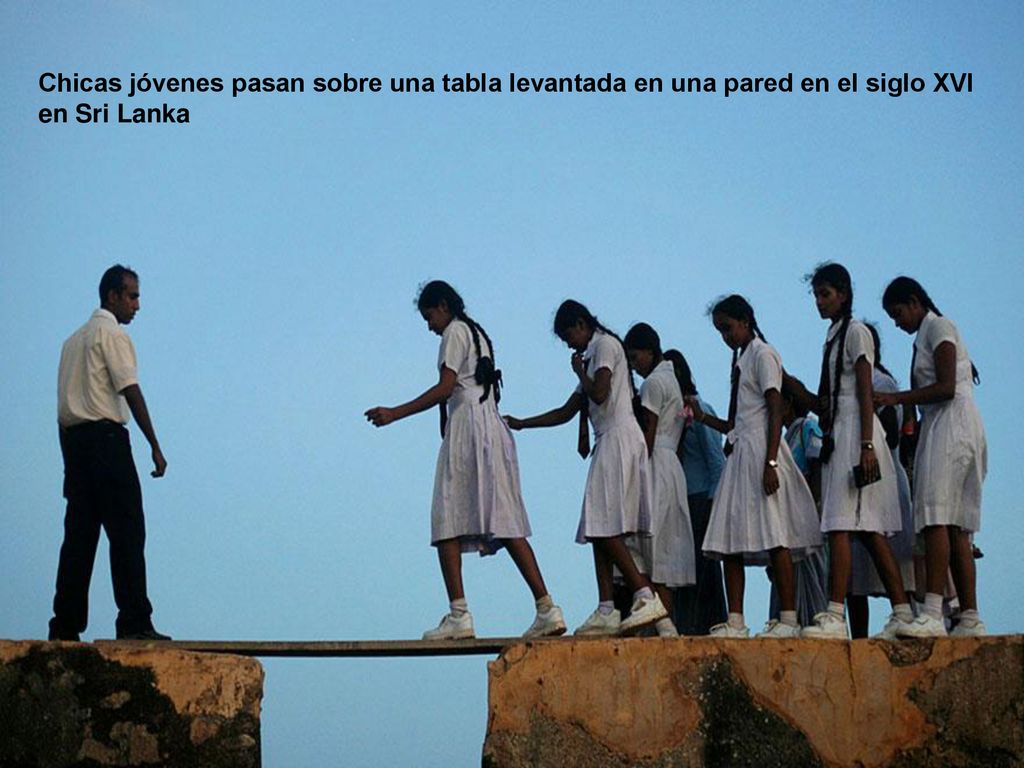 Chicas jóvenes pasan sobre una tabla levantada en una pared en el siglo XVI en Sri Lanka