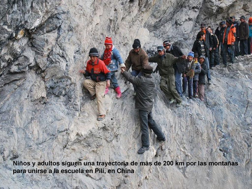 Niños y adultos siguen una trayectoria de más de 200 km por las montañas para unirse a la escuela en Pili, en China