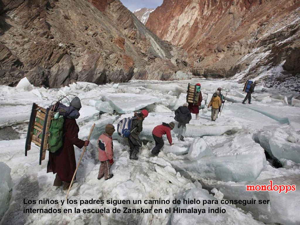 Los niños y los padres siguen un camino de hielo para conseguir ser internados en la escuela de Zanskar en el Himalaya indio