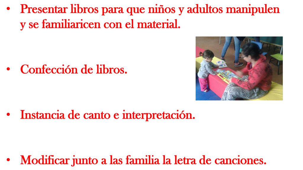 Presentar libros para que niños y adultos manipulen y se familiaricen con el material.