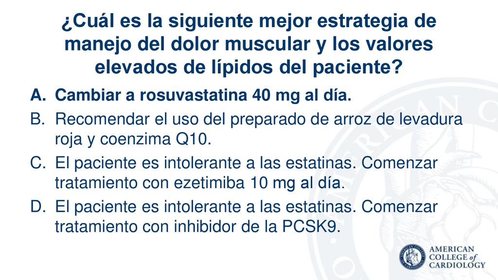 ¿Cuál es la siguiente mejor estrategia de manejo del dolor muscular y los valores elevados de lípidos del paciente