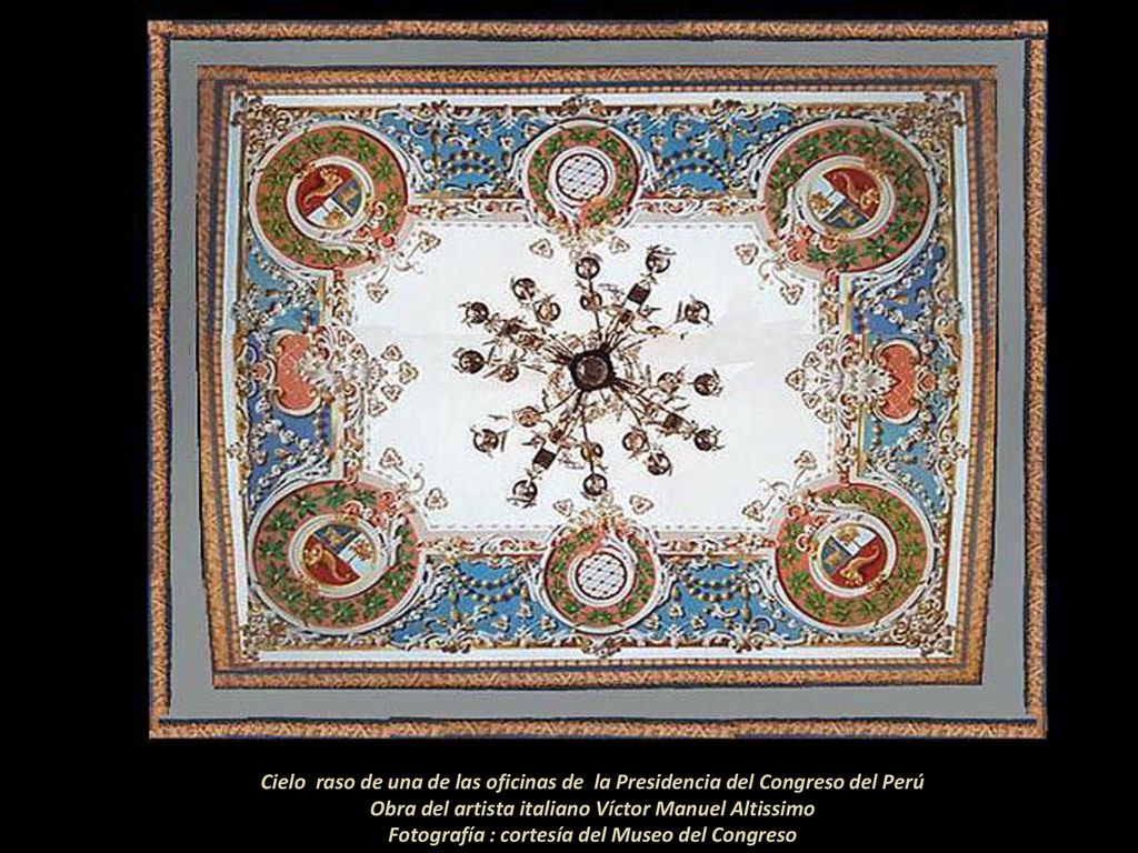 En la parte alta de la mesa de la Presidencia se ve el medio relieve, vaciado en de cúpula, puede verse desde la bóveda.
