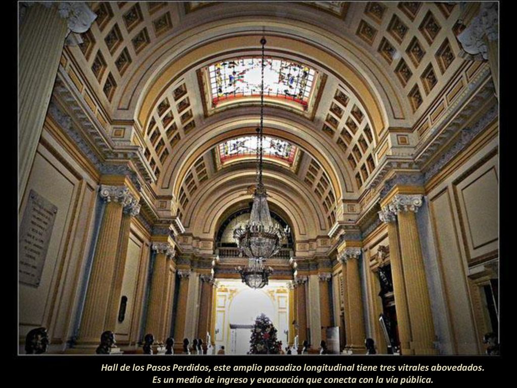 Hall de los Pasos Perdidos, este amplio pasadizo longitudinal tiene tres vitrales abovedados.