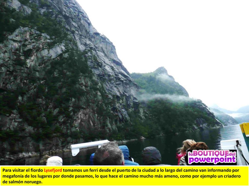 Para visitar el fiordo Lysefjord tomamos un ferri desde el puerto de la ciudad a lo largo del camino van informando por megafonía de los lugares por donde pasamos, lo que hace el camino mucho más ameno, como por ejemplo un criadero de salmón noruego.