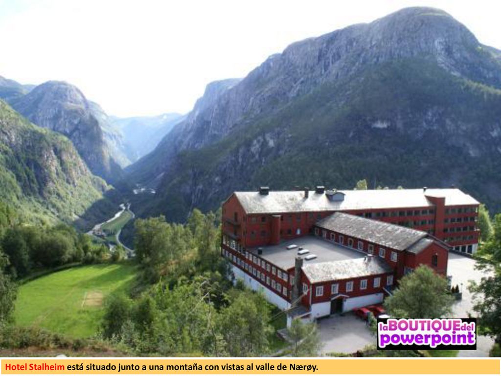 Hotel Stalheim está situado junto a una montaña con vistas al valle de Nærøy.