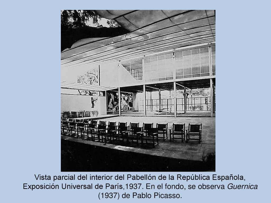 Vista parcial del interior del Pabellón de la República Española, Exposición Universal de París,1937.