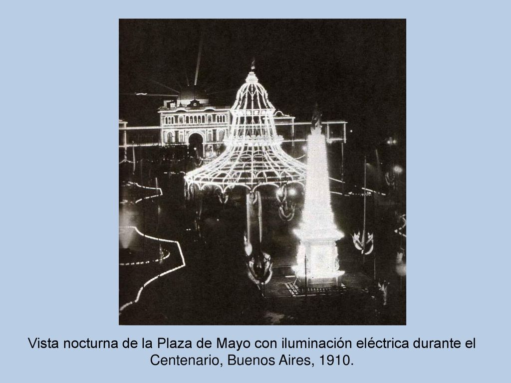 Vista nocturna de la Plaza de Mayo con iluminación eléctrica durante el Centenario, Buenos Aires, 1910.