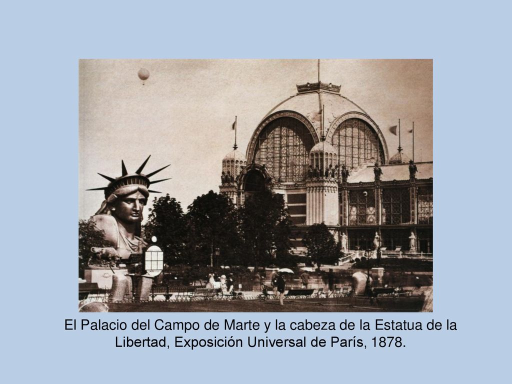 El Palacio del Campo de Marte y la cabeza de la Estatua de la Libertad, Exposición Universal de París, 1878.