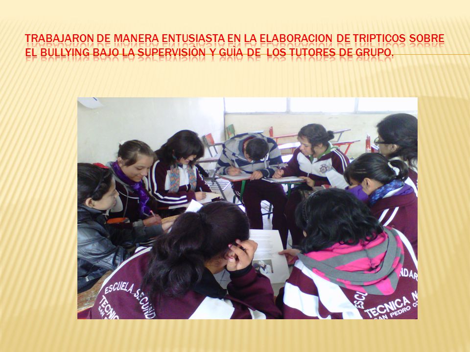 TRABAJARON DE MANERA ENTUSIASTA EN LA ELABORACION DE TRIPTICOS SOBRE EL BULLYING BAJO LA SUPERVISIÒN Y GUÌA DE LOS TUTORES DE GRUPO.